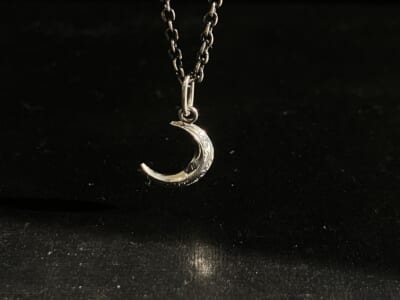 Suman Dhakhwa スーマンダックワ Carved Moon Pendant カーヴドムーンペンダント 2025SS Silver　シルバー