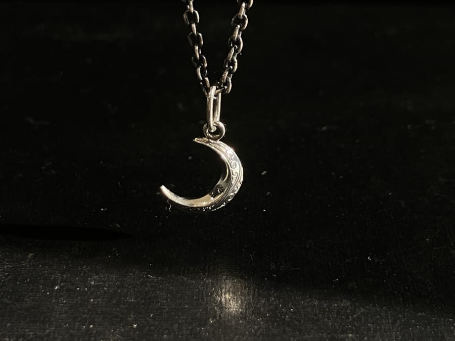 Suman Dhakhwa スーマンダックワ Carved Moon Pendant カーヴドムーンペンダント 2025SS Silver　シルバー