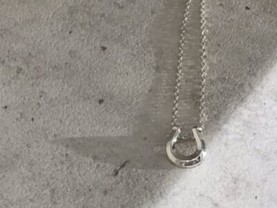 Ridge Horseshoe Necklace - Silver