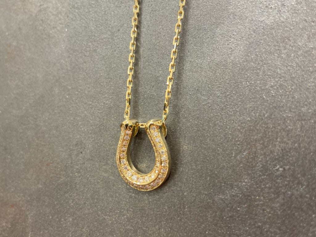 Ridge Horseshoe Necklace Large