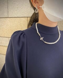 Pearl Beads T-bar Necklace Silver着用