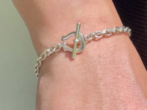 Medium Horseshoe Toggle Bracelet - Surface着用アップ